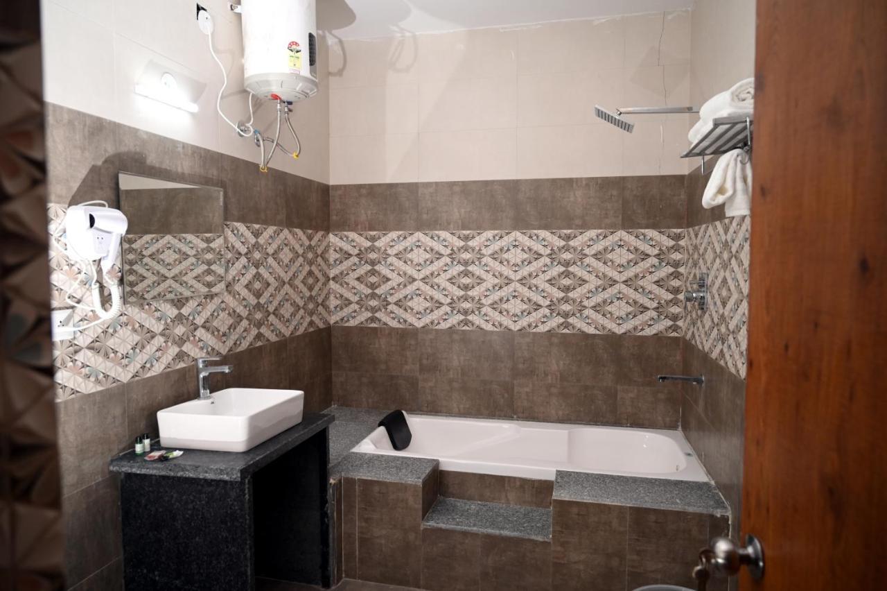 Hotel Singla Residency คางกรา ภายนอก รูปภาพ