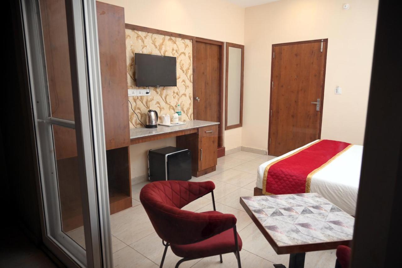 Hotel Singla Residency คางกรา ภายนอก รูปภาพ